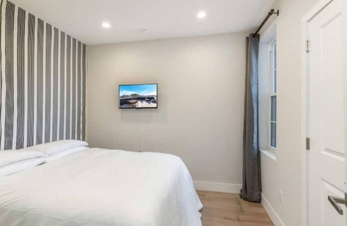 Poplar Apartment | Sleek 2 BDR |Private Rooftop| Centrally Located!
