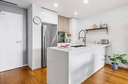 Clifton Hill Apartment | Sleek 2-Bed Apartment near Parks