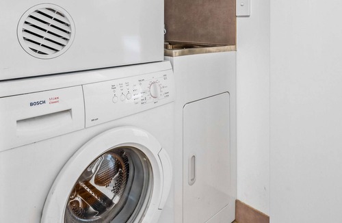 Clifton Hill Apartment | Sleek 2-Bed Apartment near Parks