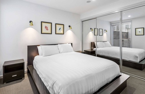 Clifton Hill Apartment | Sleek 2-Bed Apartment near Parks