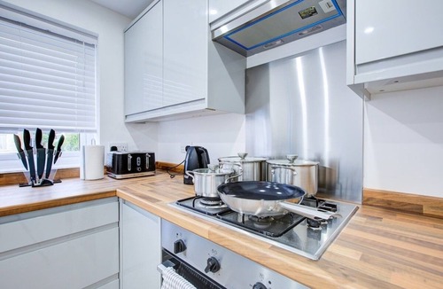 Colchester House | Sleek 3 Bedroom Home Sleeps 6 with Parking