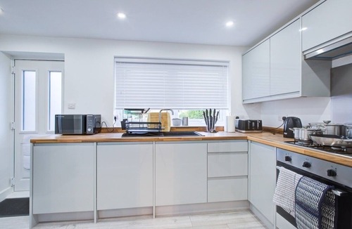 Colchester House | Sleek 3 Bedroom Home Sleeps 6 with Parking