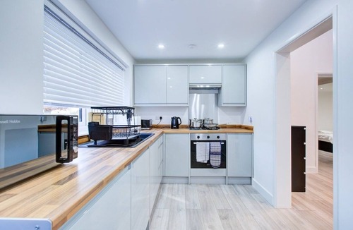 Colchester House | Sleek 3 Bedroom Home Sleeps 6 with Parking