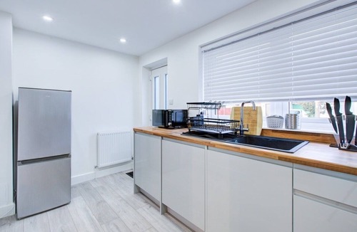 Colchester House | Sleek 3 Bedroom Home Sleeps 6 with Parking