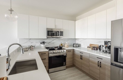 Downtown Jersey City Apartment | Sleek 3BR Loft, Manhattan Views, Rooftop & Gym- 15 Min to NYC