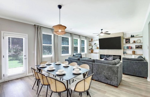 Ben Hill House | Sleek Airy 4 Bedroom New Build Home in Clean Quiet Neighborhood 15min to Airport