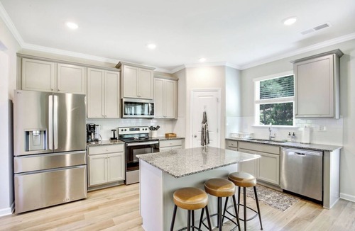 Ben Hill House | Sleek Airy 4 Bedroom New Build Home in Clean Quiet Neighborhood 15min to Airport