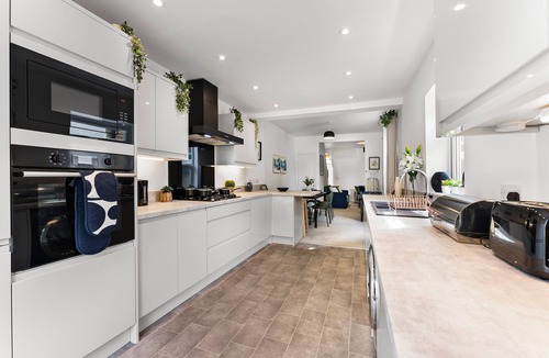 Southville House | Sleek and Stylish Bristol Abode - Sleeps 5