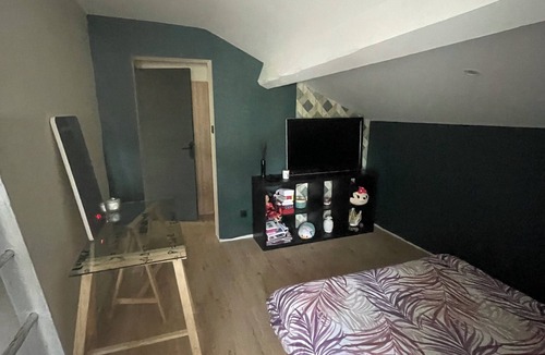 Solaize Bed & Breakfast | Sleek bedroom