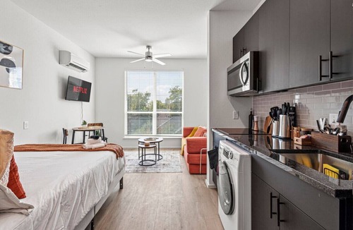 Oak Cliff Apartment | Sleek Bishop Arts Stay | Gym - Yoga - Game Lounge