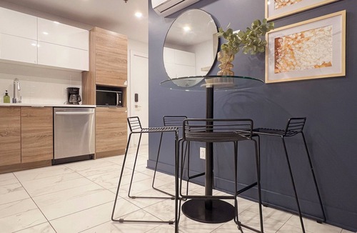 Cote-Des-Neiges—Notre-Dame-De-Grace House | Sleek * brand-new * 2 BRs 2 queen * Gym 24/7
