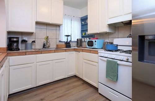 Santa Ana Apartment | Sleek Broadway 2B2B 10 mins. away to Disneyland