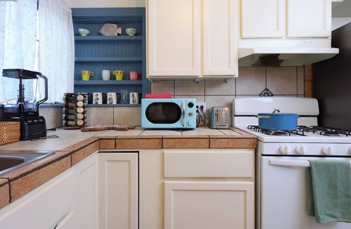 Santa Ana Apartment | Sleek Broadway 2B2B 10 mins. away to Disneyland