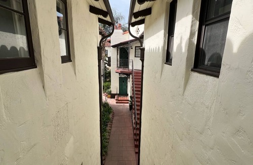 Santa Ana Apartment | Sleek Broadway 2B2B 10 mins. away to Disneyland