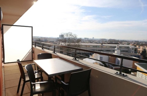 Chevilly-Larue Hotel | Sleek City Flat with Elevator Access Near Orly Airport - Kitchenette