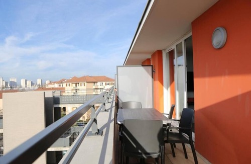 Chevilly-Larue Hotel | Sleek City Flat with Elevator Access Near Orly Airport - Kitchenette