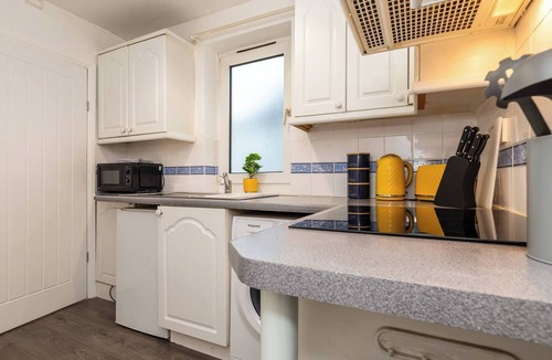 Wigston Apartment | Sleek City Getaway - Walkable & Free Parking