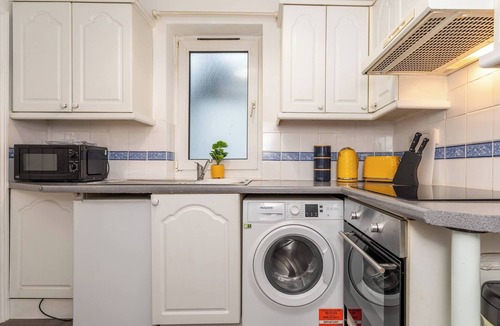 Wigston Apartment | Sleek City Getaway - Walkable & Free Parking