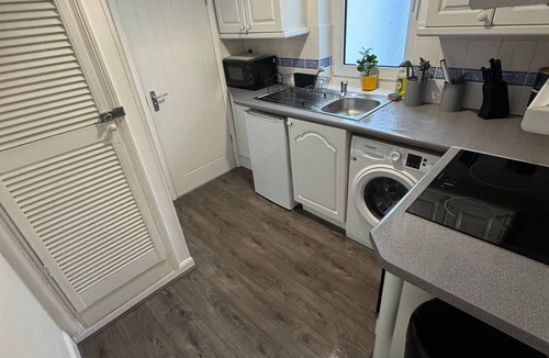 Wigston Apartment | Sleek City Getaway - Walkable & Free Parking