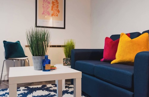 Wigston Apartment | Sleek City Getaway - Walkable & Free Parking