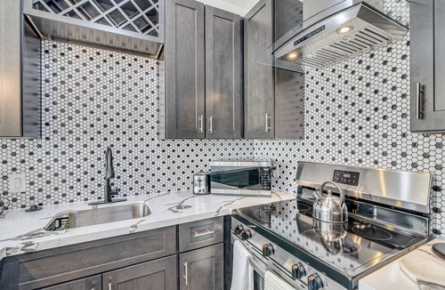 Northeast Houston House | Sleek, Convenient New-Build 8 Mi to Dtwn Houston!