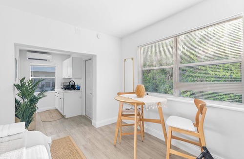 Flamingo Parks House | Sleek & Cozy Studio: Freshly Renovated