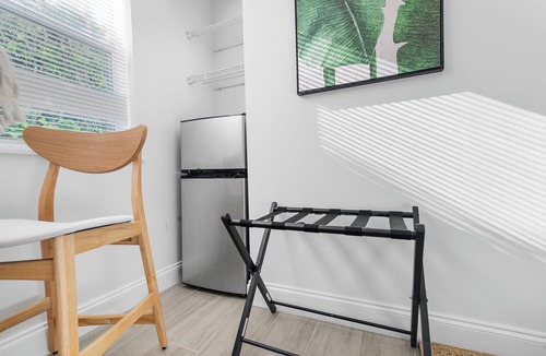 Flamingo Parks House | Sleek & Cozy Studio: Freshly Renovated