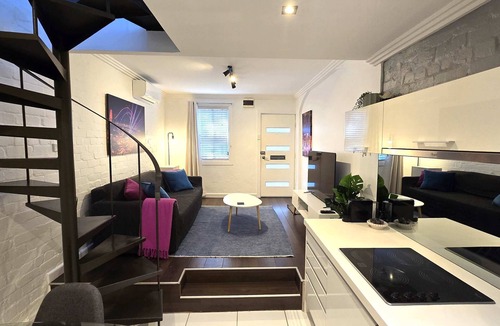 Darlinghurst House | Sleek Darlinghurst 2 bed house in "ideal" location
