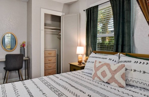 Eastside Promise Neighborhood House | Sleek Dignowity Hill Apt - 2 Min to DT-1