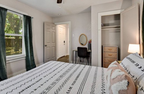 Eastside Promise Neighborhood House | Sleek Dignowity Hill Apt - 2 Min to DT-1