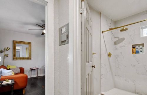 Eastside Promise Neighborhood House | Sleek Dignowity Hill Apt - 2 Min to DT-1