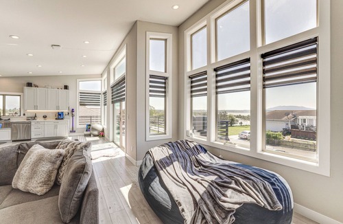 Ferndale Condo | Sleek Ferndale Home w/Ocean & Mountain Views!