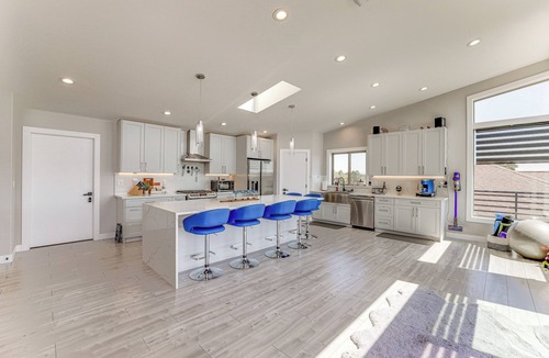 Ferndale Condo | Sleek Ferndale Home w/Ocean & Mountain Views!