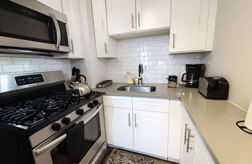 Hyde Park Apartment | Sleek & Functional 2-Bedroom Apt