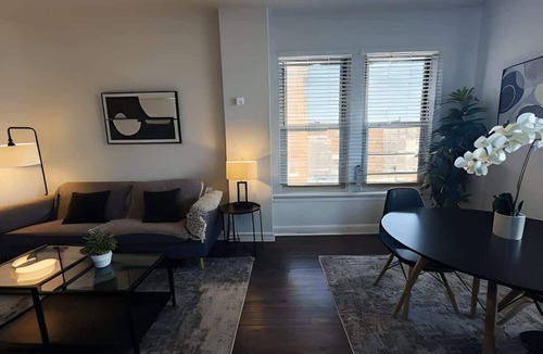 Hyde Park Apartment | Sleek & Functional 2-Bedroom Apt