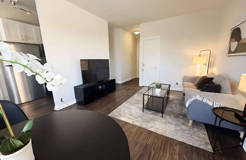 Hyde Park Apartment | Sleek & Functional 2-Bedroom Apt