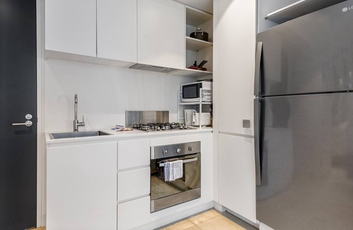 Collingwood Apartment | Sleek Inner-City 1-Bed Pad with Pool & BBQ