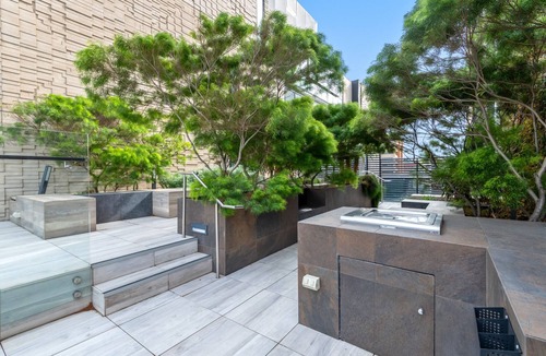 Collingwood Apartment | Sleek Inner-City 1-Bed Pad with Pool & BBQ