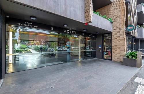 Collingwood Apartment | Sleek Inner-City 1-Bed Pad with Pool & BBQ