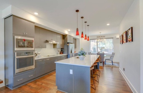 Hermitage House | Sleek Large Retreat – 9 Beds – Modern Kitchen