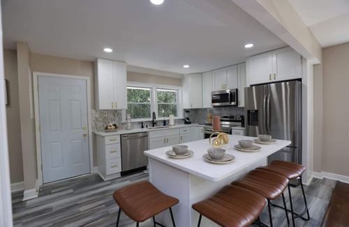 Dumbarton House | Sleek & Luxe Escape: A Haven for Your Staycation!