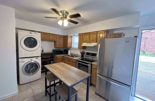 Buechel Condo | Sleek Modern 2-Bedroom Townhouse Near Bardstown Rd