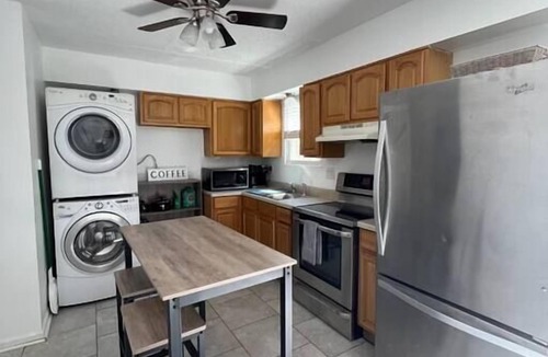 Buechel Condo | Sleek Modern 2-Bedroom Townhouse Near Bardstown Rd