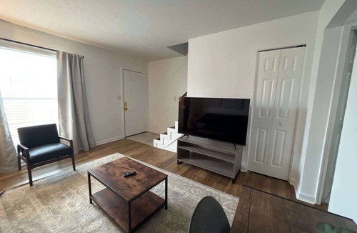 Buechel Condo | Sleek Modern 2-Bedroom Townhouse Near Bardstown Rd