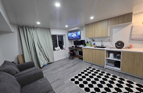 Chateauguay Apartment | Sleek & Modern Studio,Separate Entrance 20 Mints from YUL Airport & downtown