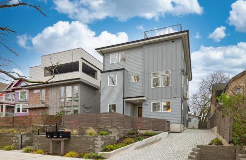 Squire Park House | Sleek & Modern Townhome in Prime location