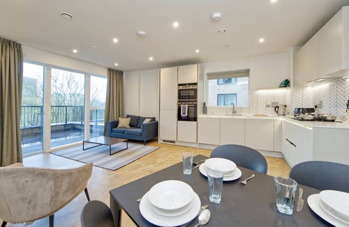 Whittington Apartment | Sleek & Modern two-bedroom flat with terrace