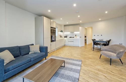 Whittington Apartment | Sleek & Modern two-bedroom flat with terrace