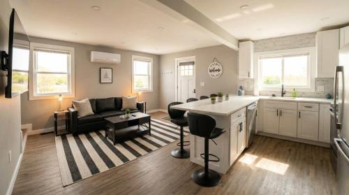 Wilmington House | Sleek Modern Villa - Centrally Located