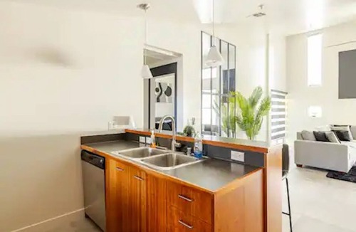 Riverside Condo | Sleek Monochrome Haven! 2BR 2 BA